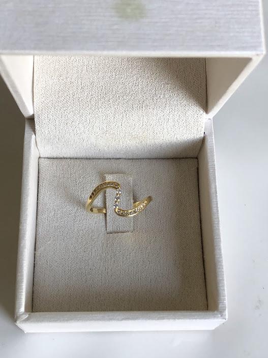 Anel Onda com Ctavejado de Zirc|ônias - Banhado a Ouro 18K